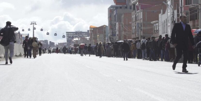 La Paz registra calles intransitables y filas en teleféricos por protesta ciudadana
