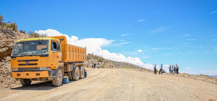 Gobernación entrega camino Ñoquera Belén en municipio de Yunchará
