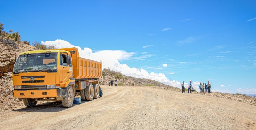 Gobernación entrega camino Ñoquera Belén en municipio de Yunchará