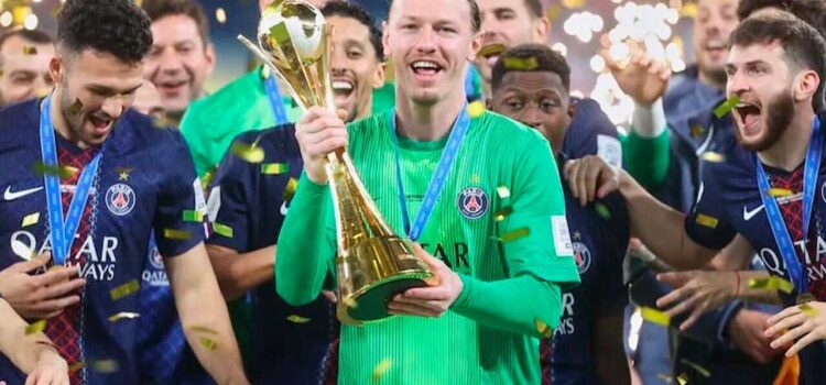 Arquero del PSG detiene penales clave con la mano fracturada en partido decisivo
