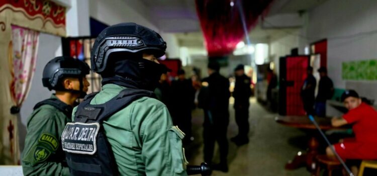 Policía en Pando realiza requisa y secuestra celulares armas y objetos prohibidos en cárcel