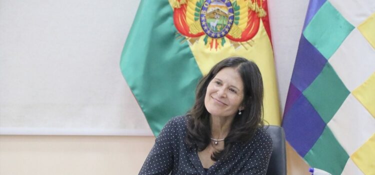 Ministra de Educación anuncia 10 000 becas tecnológicas para bachilleres bolivianos