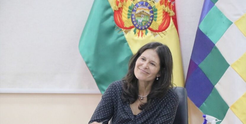 Ministra de Educación anuncia 10 000 becas tecnológicas para bachilleres bolivianos