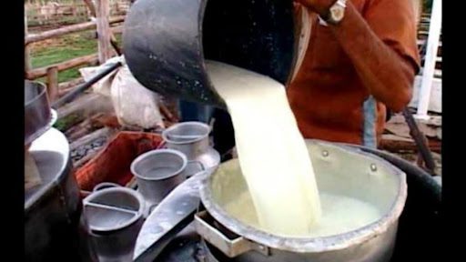 Productores de leche bloquean ruta al norte en protesta por pago de EBA