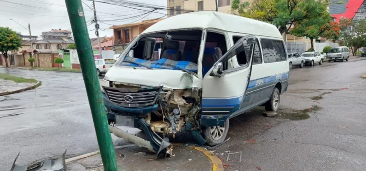 Conductor queda atrapado en minibús tras chocar contra poste en La Paz