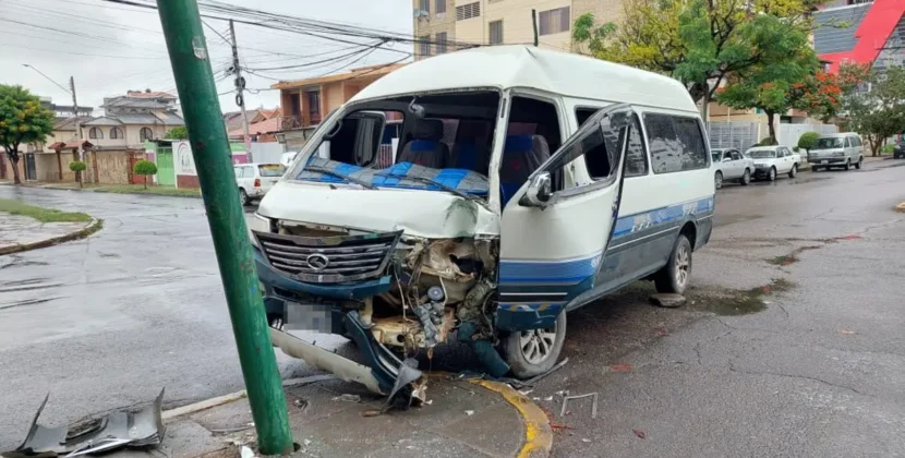 Conductor queda atrapado en minibús tras chocar contra poste en La Paz