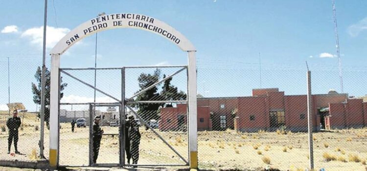 Reo chileno muere apuñalado en Chonchocoro y aíslan a dos internos extranjeros