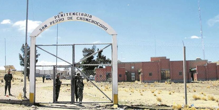 Reo chileno muere apuñalado en Chonchocoro y aíslan a dos internos extranjeros