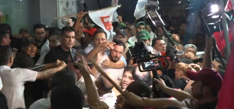 Agreden a JP Velasco y Paola Aguirre al ingresar al TED de Santa Cruz