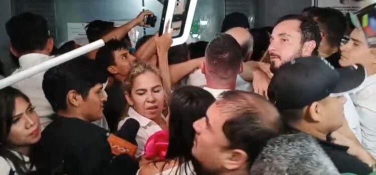 Seguidores de Camacho agreden al binomio de Libre en ingreso al TED de Santa Cruz