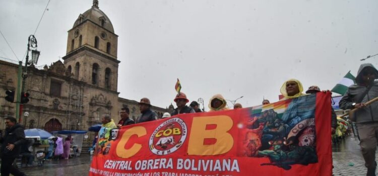Sindicatos en La Paz marchan cinco días contra retiro de subvención al combustible