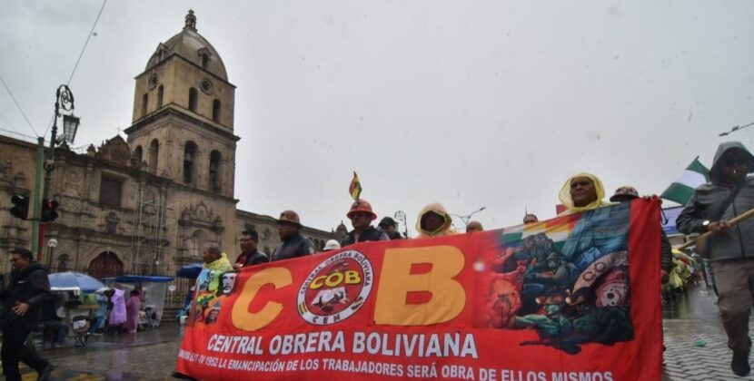 Sindicatos en La Paz marchan cinco días contra retiro de subvención al combustible