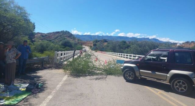 Vecinos mantienen bloqueo en El Valle para frenar tarifazo del transporte
