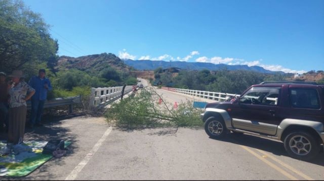 Vecinos mantienen bloqueo en El Valle para frenar tarifazo del transporte