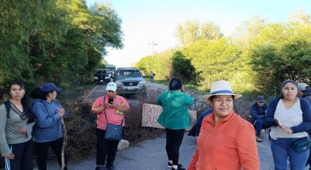 Comunarios de Uriondo levantan bloqueo y anuncian transporte libre en la zona