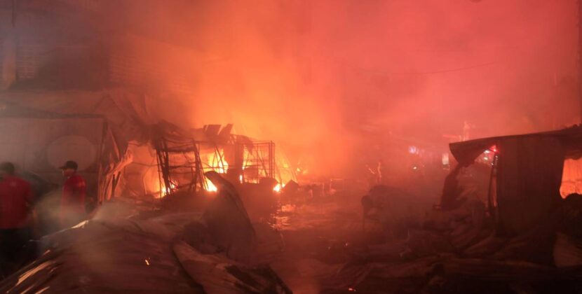 Incendio consume decenas de negocios en San Pedro Sula Honduras y moviliza a bomberos