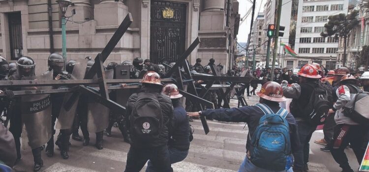 Gobierno de Bolivia anuncia ajuste económico ante presión social y cambio político