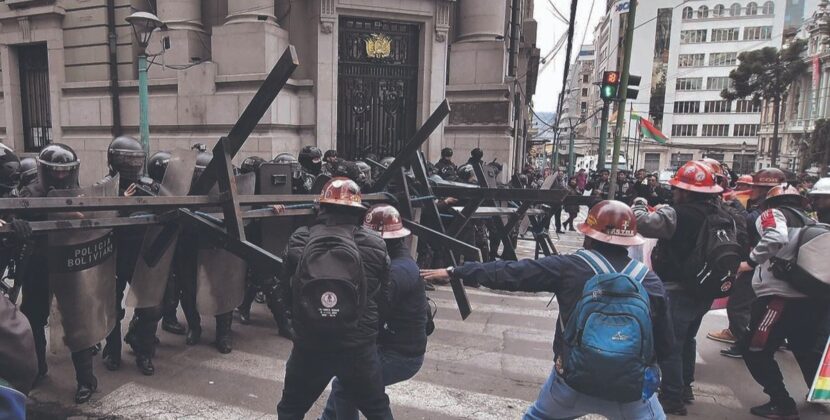 Gobierno de Bolivia anuncia ajuste económico ante presión social y cambio político