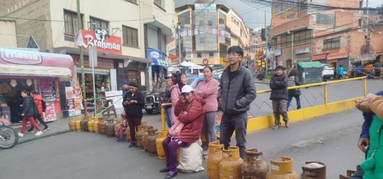 Madres de La Paz denuncian falta de gas licuado para cocinar en hogares