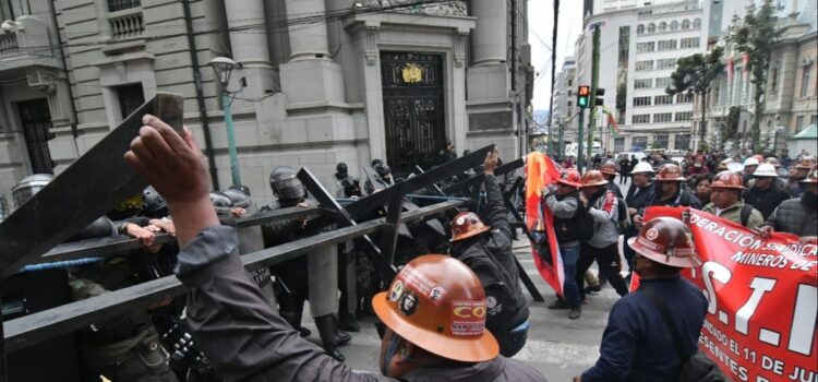 Mineros detonan dinamita en protestas en La Paz y Gobierno anuncia denuncias