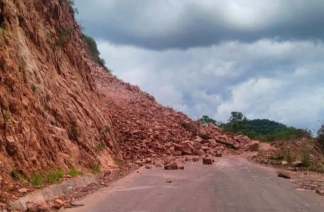 Lluvias persistentes provocan deslizamientos en carretera a Villa Montes