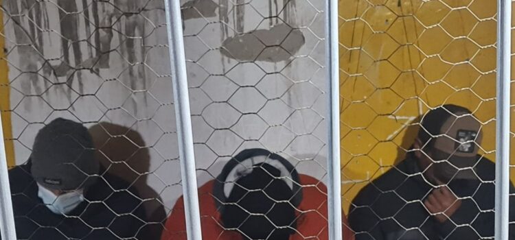 Policías en Santa Cruz aprehenden a tres agentes por corrupción en punto de inspección vehicular