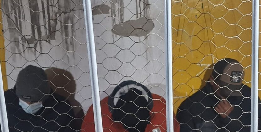 Policías en Santa Cruz aprehenden a tres agentes por corrupción en punto de inspección vehicular