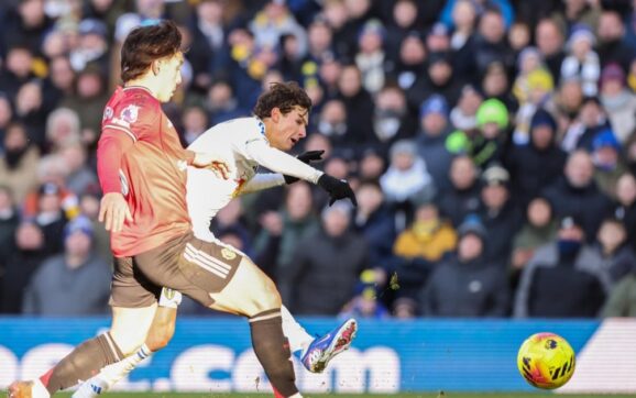 Manchester United pierde contra Leeds en partido clave de la Premier League