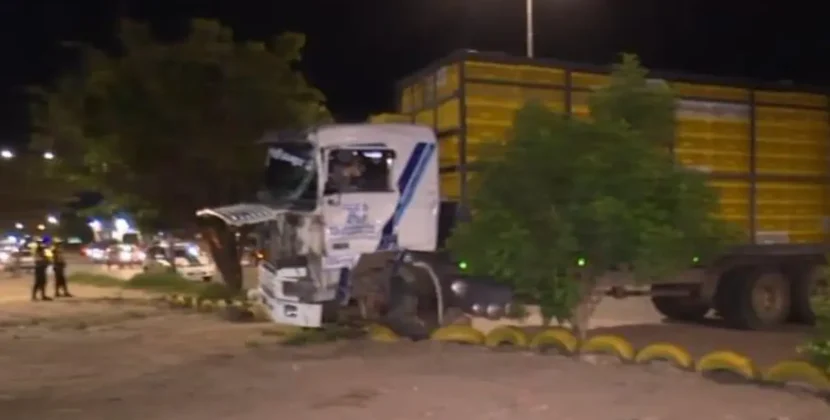 Camión en Santa Cruz choca contra poste para evitar choque con vehículo que invadió carril