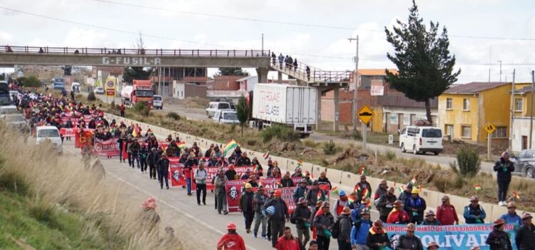 Gobierno anuncia reunión con más de 200 dirigentes durante marcha de la COB en Calamarca