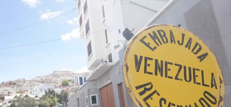 Gobierno boliviano confirma que salida de embajada venezolana no fue decisión local y anuncia revisión migratoria