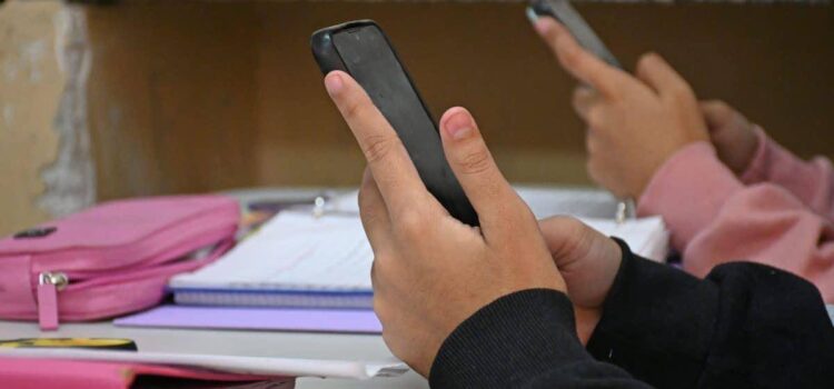 Ministerio de Educación confirma prohibición de celulares en aulas y destaca importancia del Internet para educación digital en Bolivia