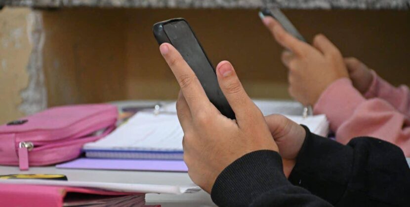 Ministerio de Educación confirma prohibición de celulares en aulas y destaca importancia del Internet para educación digital en Bolivia
