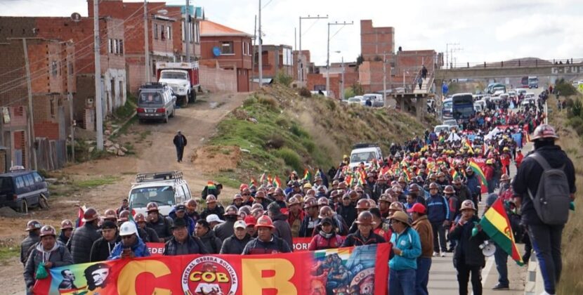 Marcha cobista avanza a La Paz y Gobierno impulsa diálogo inmediato