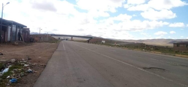 Confirman 15 bloqueos en carreteras de Bolivia por conflictos sociales