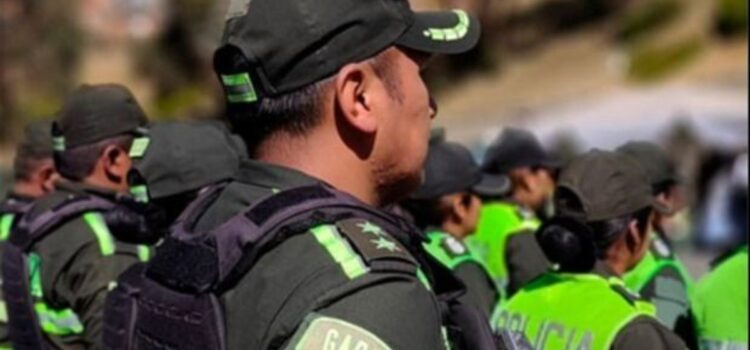 Policía en La Paz va preso por amenazar con arma a su pareja
