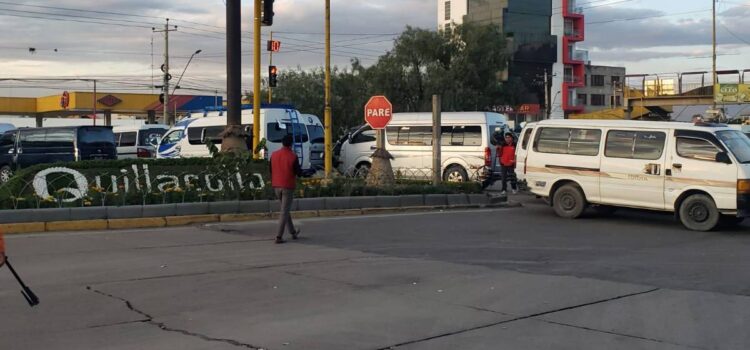 Transportistas de Quillacollo instalan bloqueos y exigen regulación del pasaje interprovincial