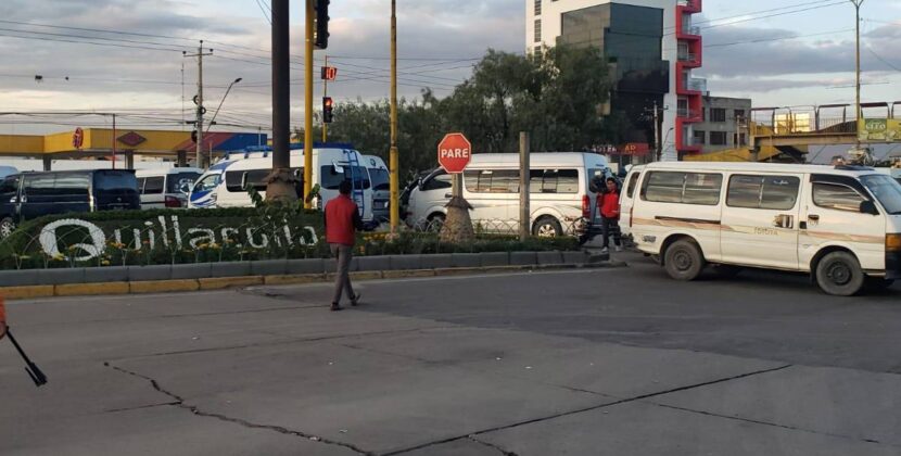 Transportistas de Quillacollo instalan bloqueos y exigen regulación del pasaje interprovincial
