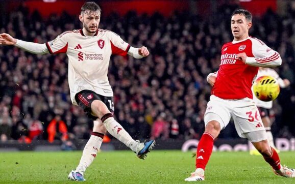 Liverpool y Arsenal igualan sin goles en partido clave de la Premier League