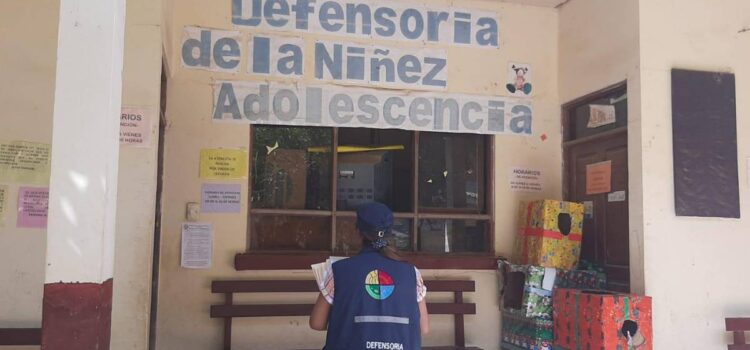Niño de Cochabamba queda solo en casa tras abandono y vaciado de sus padres