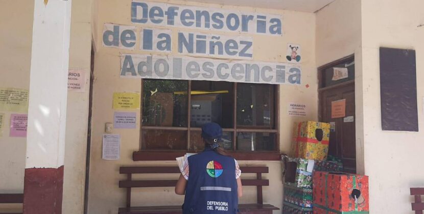 Niño de Cochabamba queda solo en casa tras abandono y vaciado de sus padres