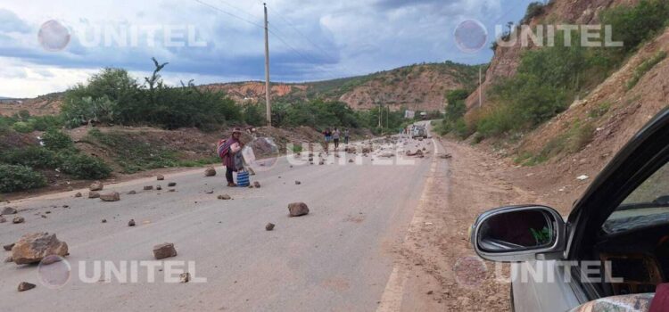 Cochabamba confirma bloqueo en ocho carreteras y anuncia plan de diálogo