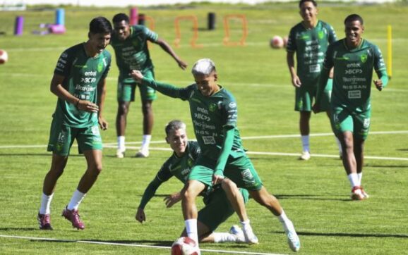 Villegas incluye a Mamani y Vaca en la lista para ensayos contra Panamá y México