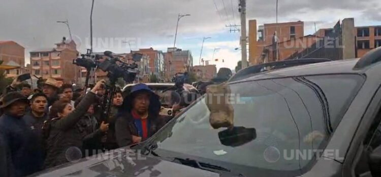 Ponchos Rojos atacan vehículo del dirigente de la COB en Bolivia