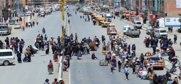 Bloqueos en Bolivia alcanzan 69 puntos y afectan la economía nacional