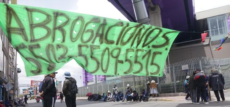 Gobierno impulsa diálogo mientras bloqueadores exigen abrogación de tres decretos en 48 horas