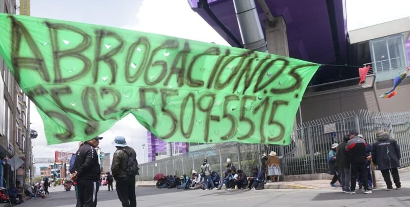 Gobierno impulsa diálogo mientras bloqueadores exigen abrogación de tres decretos en 48 horas