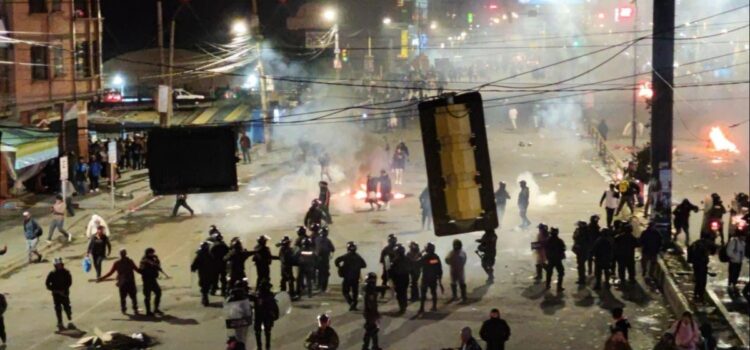 Ponchos Rojos destrozan vidrios de vehículos en El Alto y generan alarma ciudadana