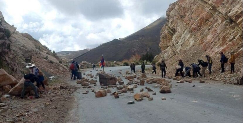Bloqueos persisten en carreteras de Bolivia pese a acuerdo de pacificación