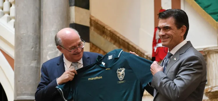 Presidente del BID recuerda lago Titicaca y recibe camiseta de La Verde en Bolivia